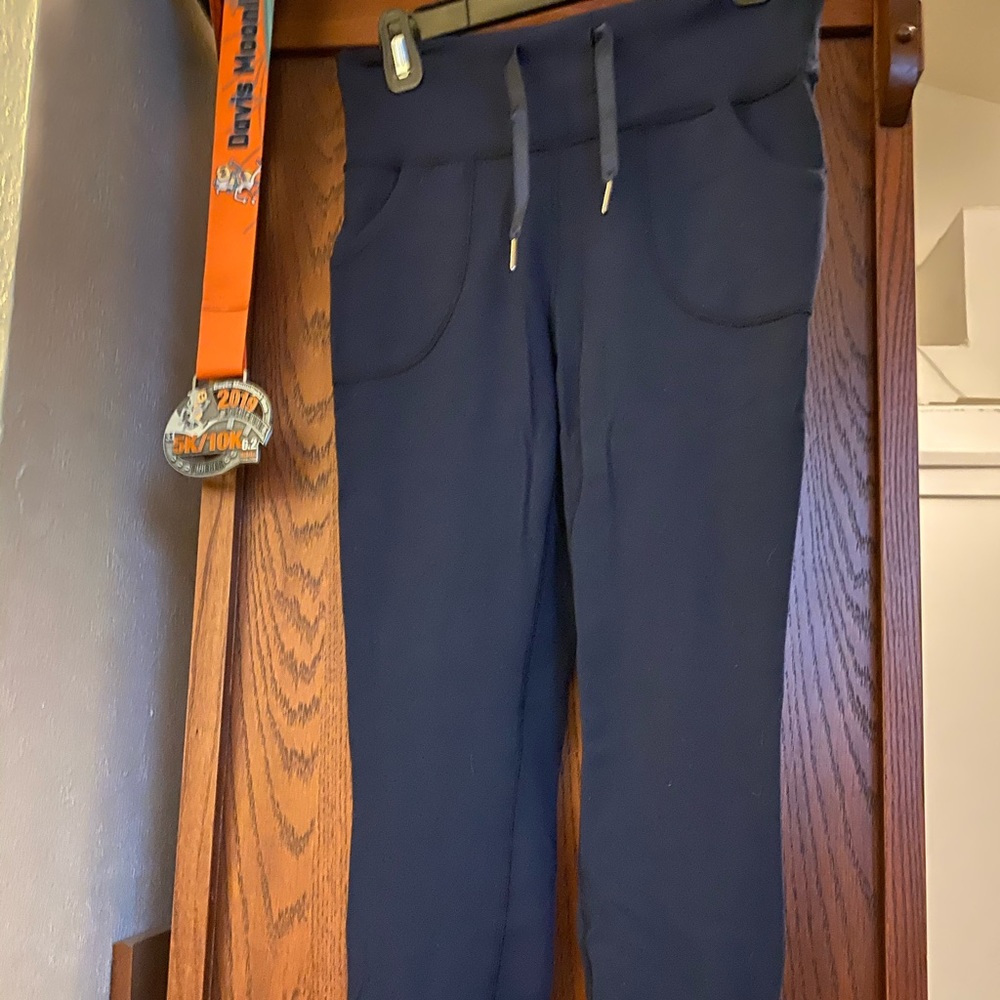 Lululemon sit still pants Sz 8 navy